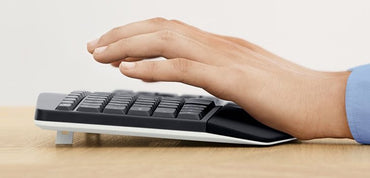 Hand Typing on the Logitech MK850 Performance Wireless Keyboard